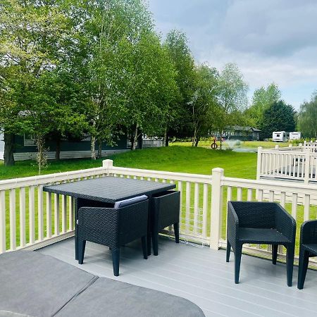 Ebor Lodge With Hot Tub Pocklington Exterior photo