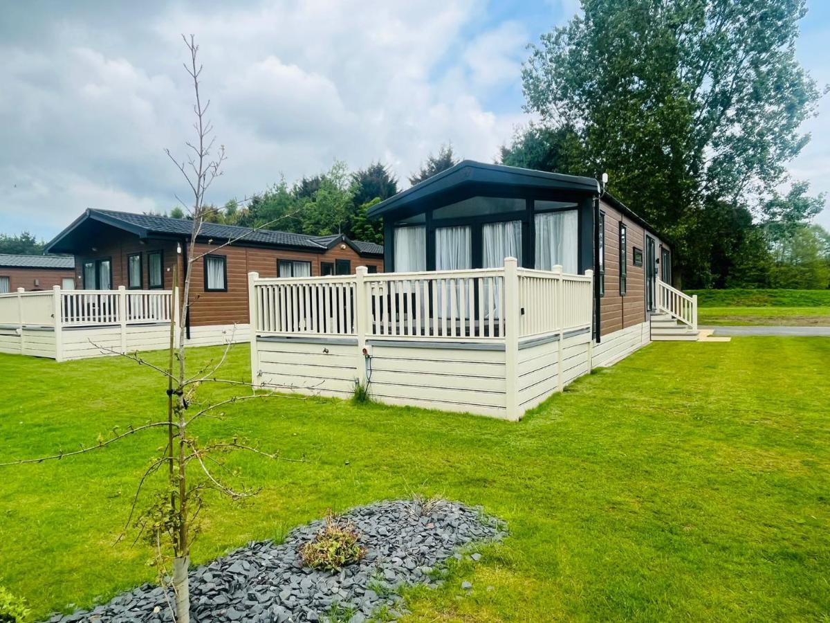 Ebor Lodge With Hot Tub Pocklington Exterior photo